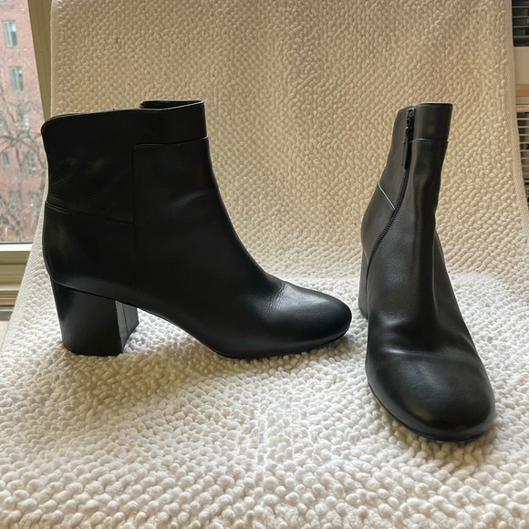 COLE HAHN 2 1/2” chunk heel wardrobe basic “must have” boot for pants or dress! - Picture 1 of 4
